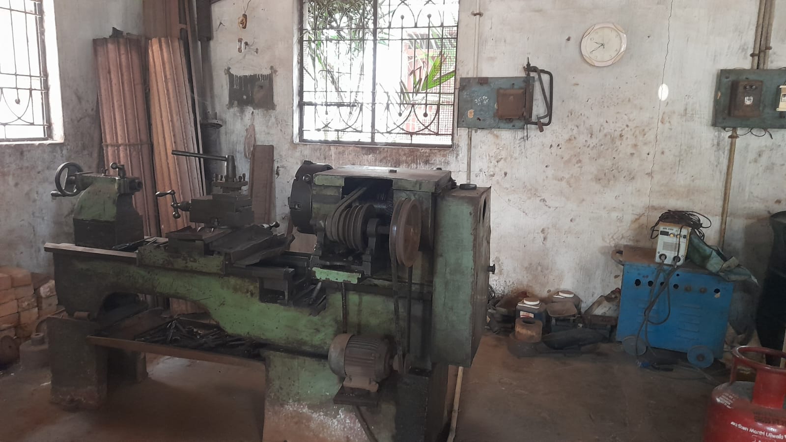Heavy Duty Conventional Centre Lathe Machine – Fully Working – Used