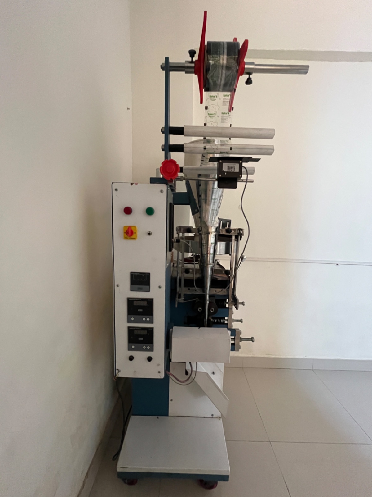 Sachet packaging machine