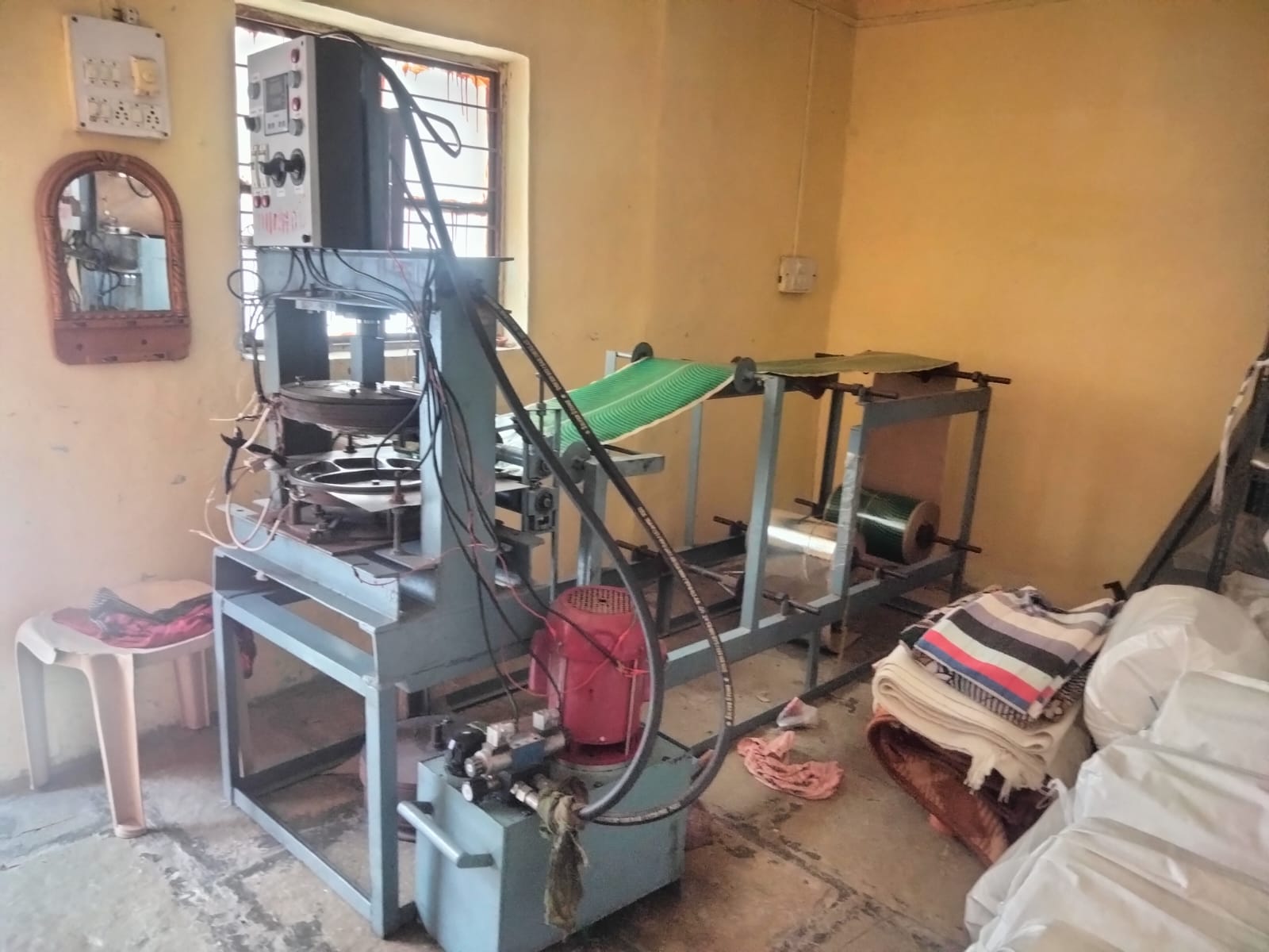 Semi Automatic Single Die Paper Plate Making Machine. 