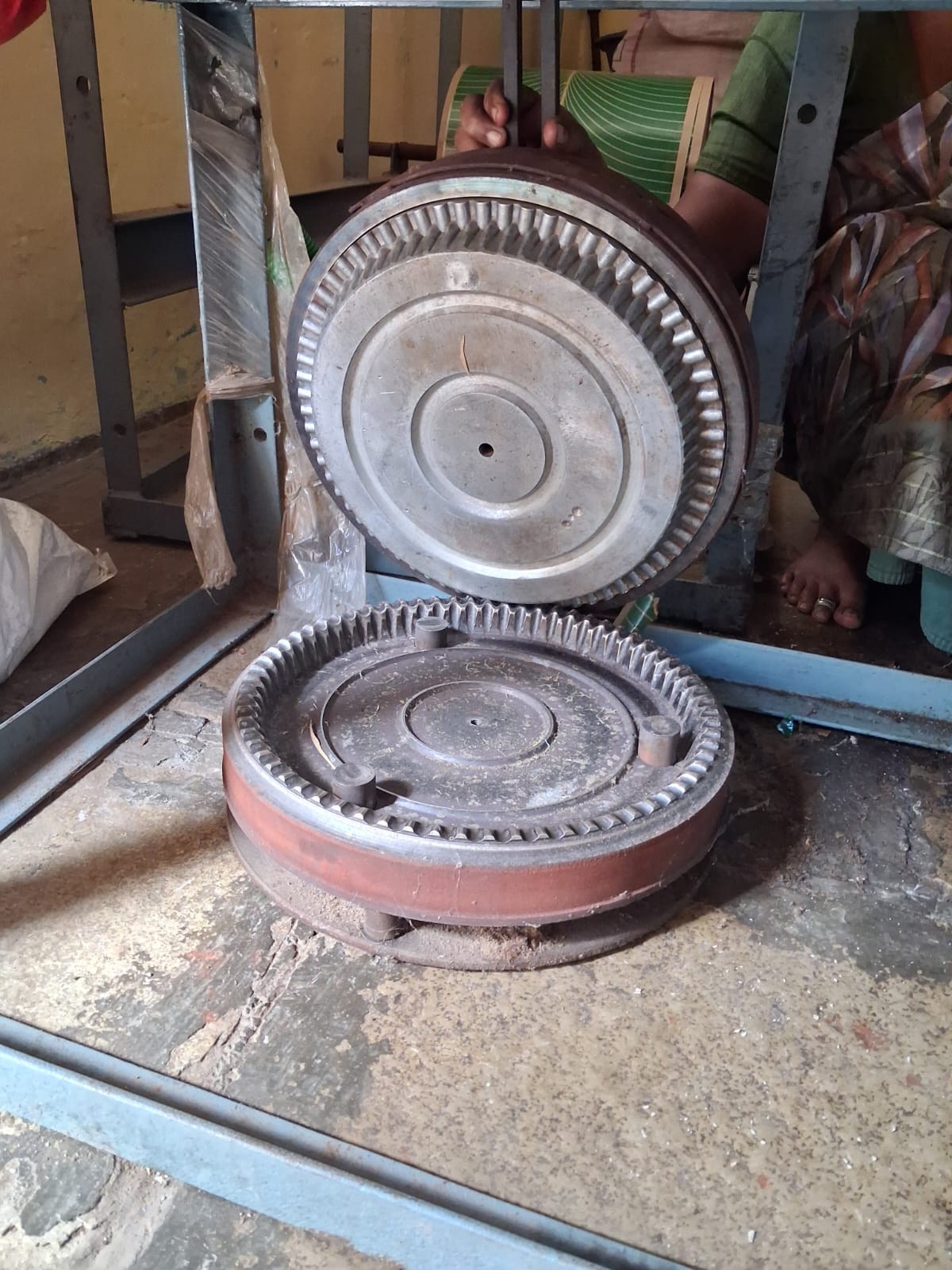 Semi Automatic Single Die Paper Plate Making Machine. 2