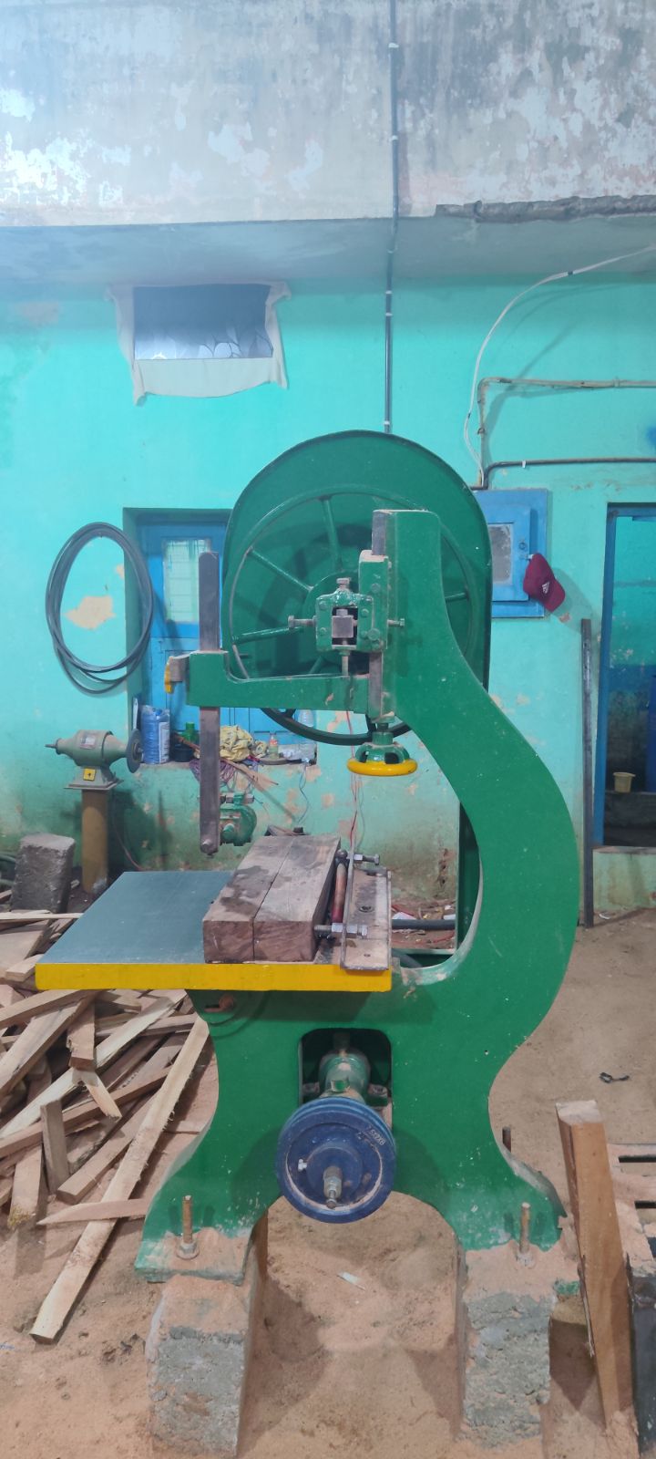 Band saw machine