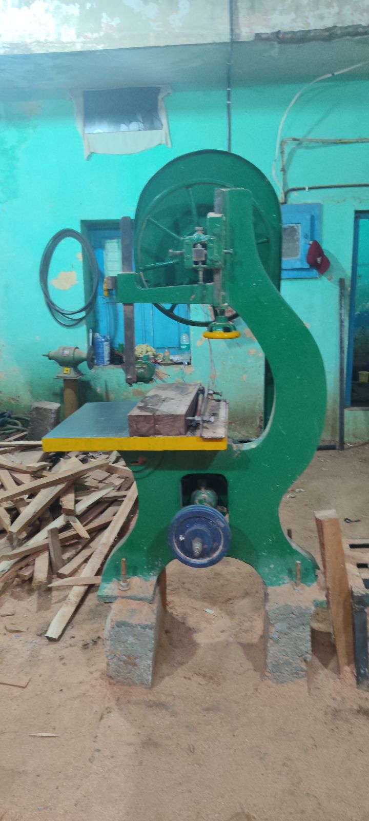 Band saw machine 4
