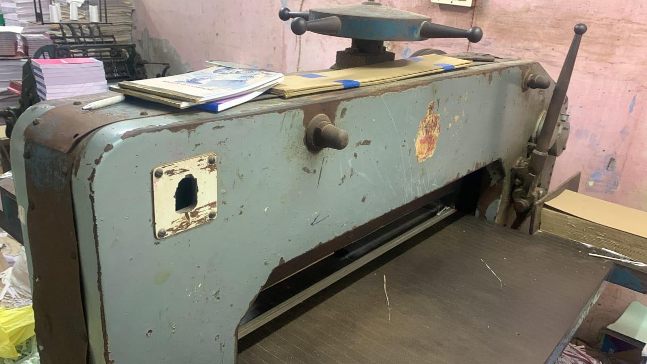 Paper cutting machine