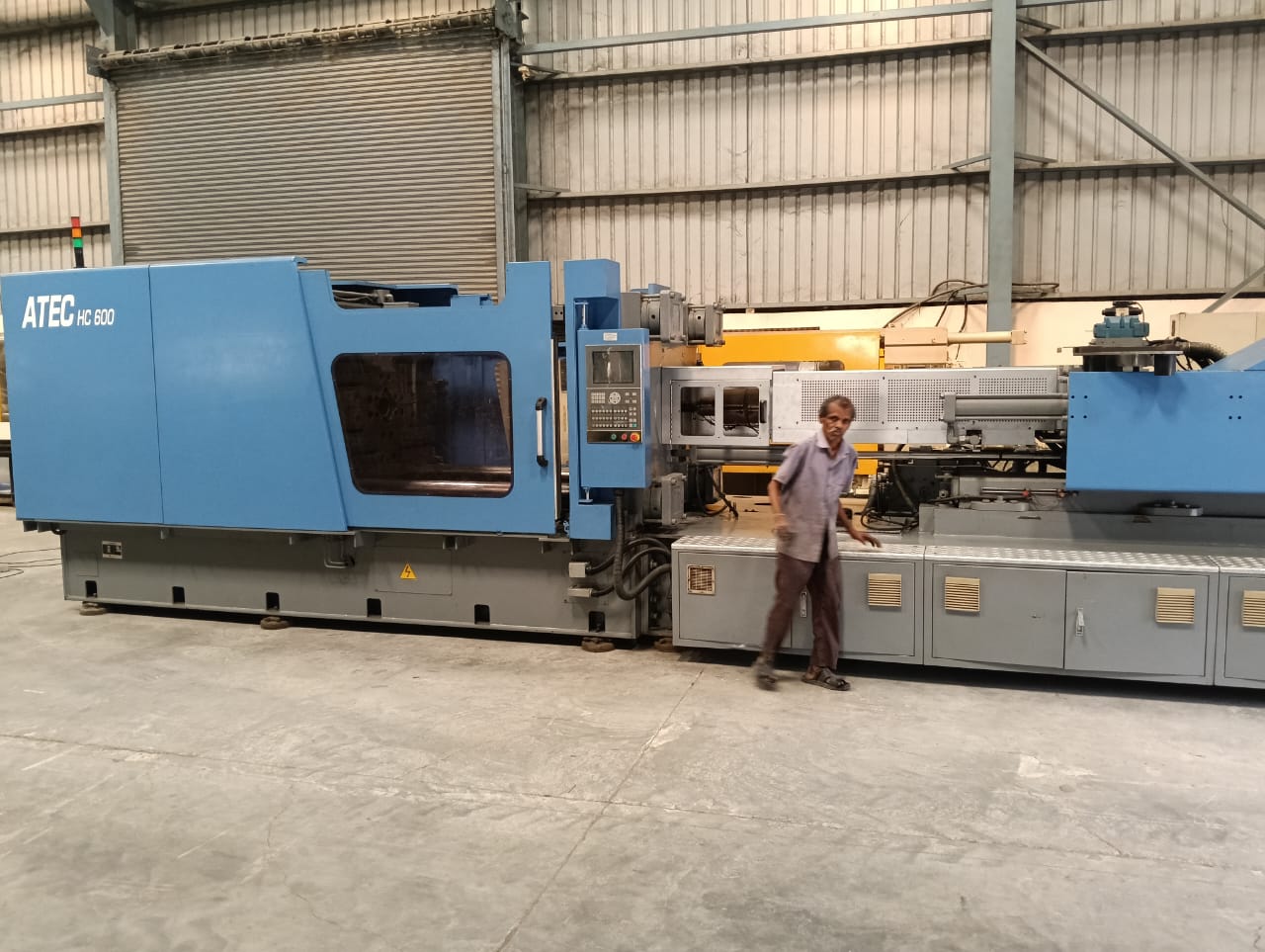 ATEC HC 600 - 600 ton injection molding machine 2