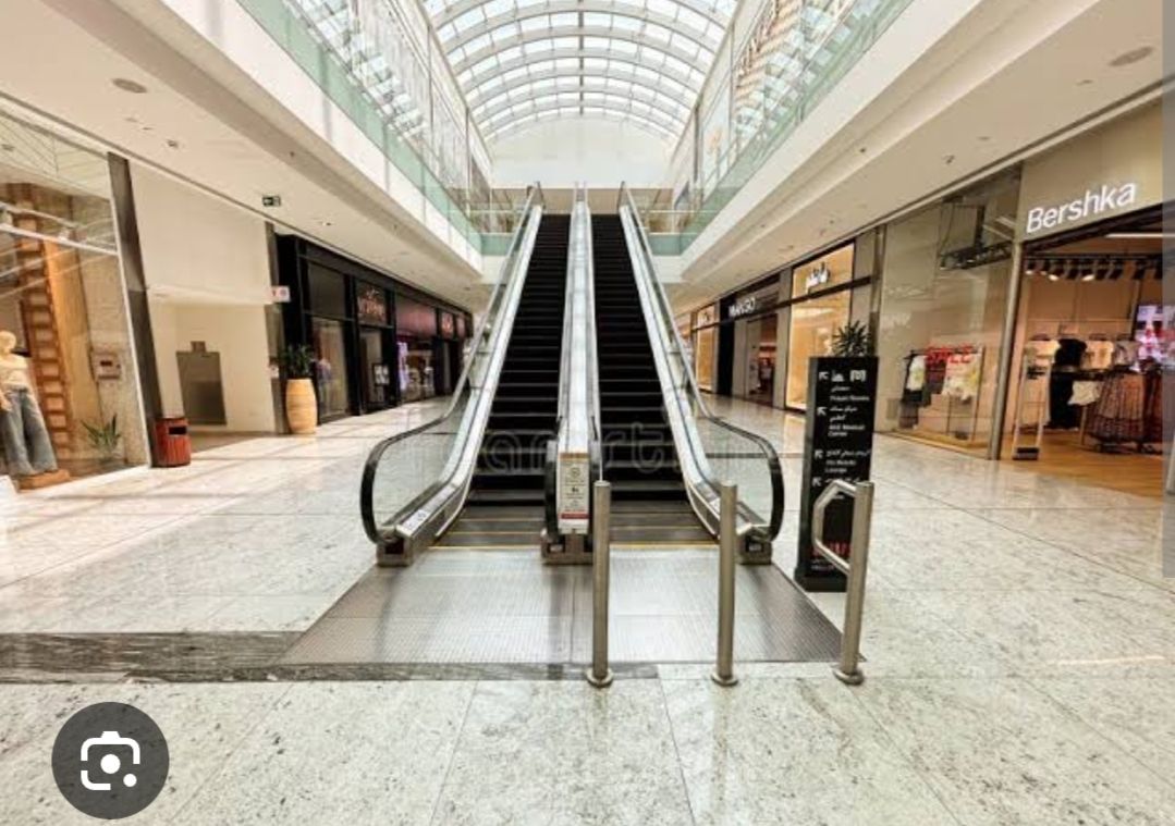 MALL ESCALATOR 