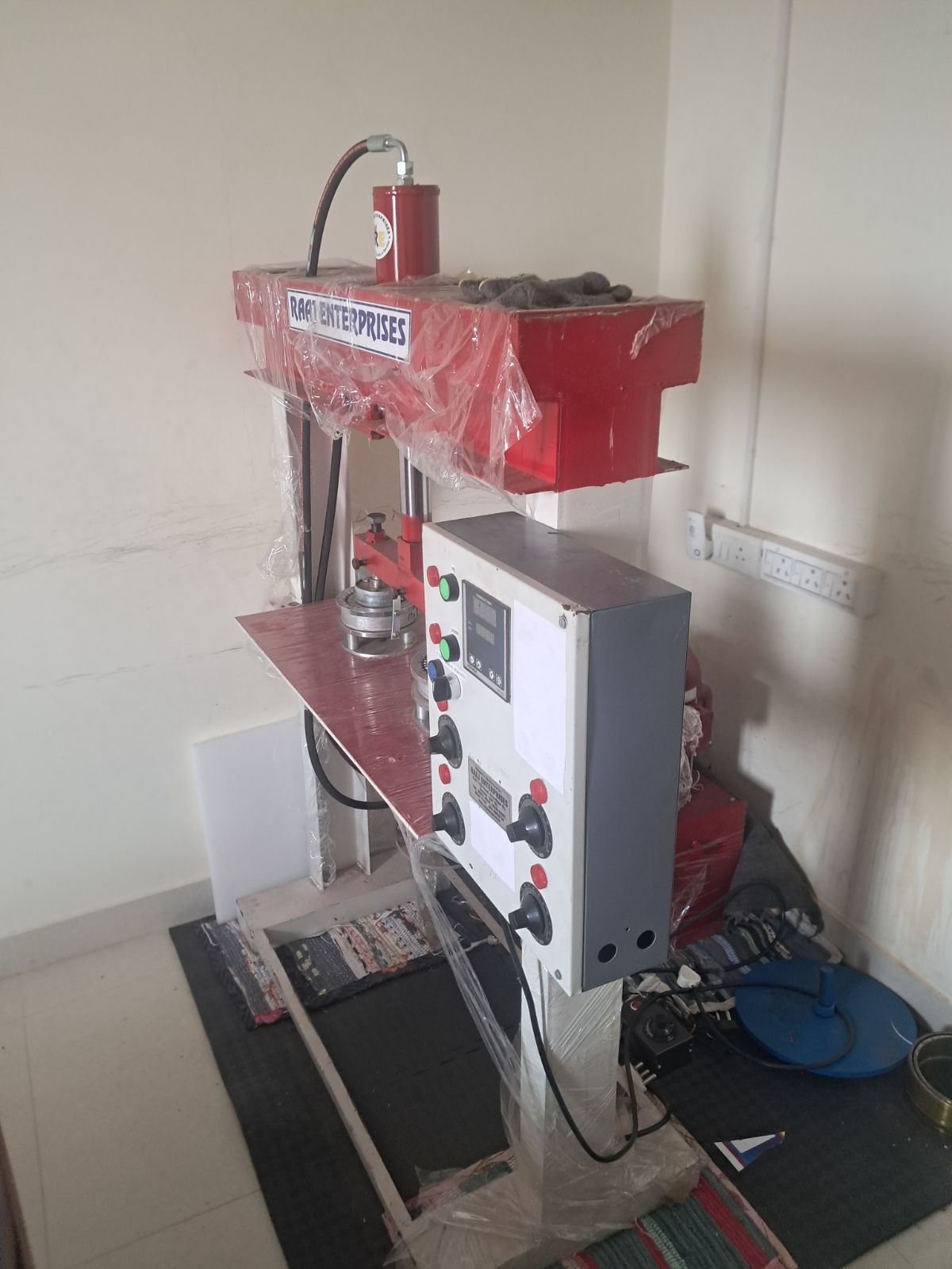 Hydraulic Single Press Double Die Paper Plate Making machine 4