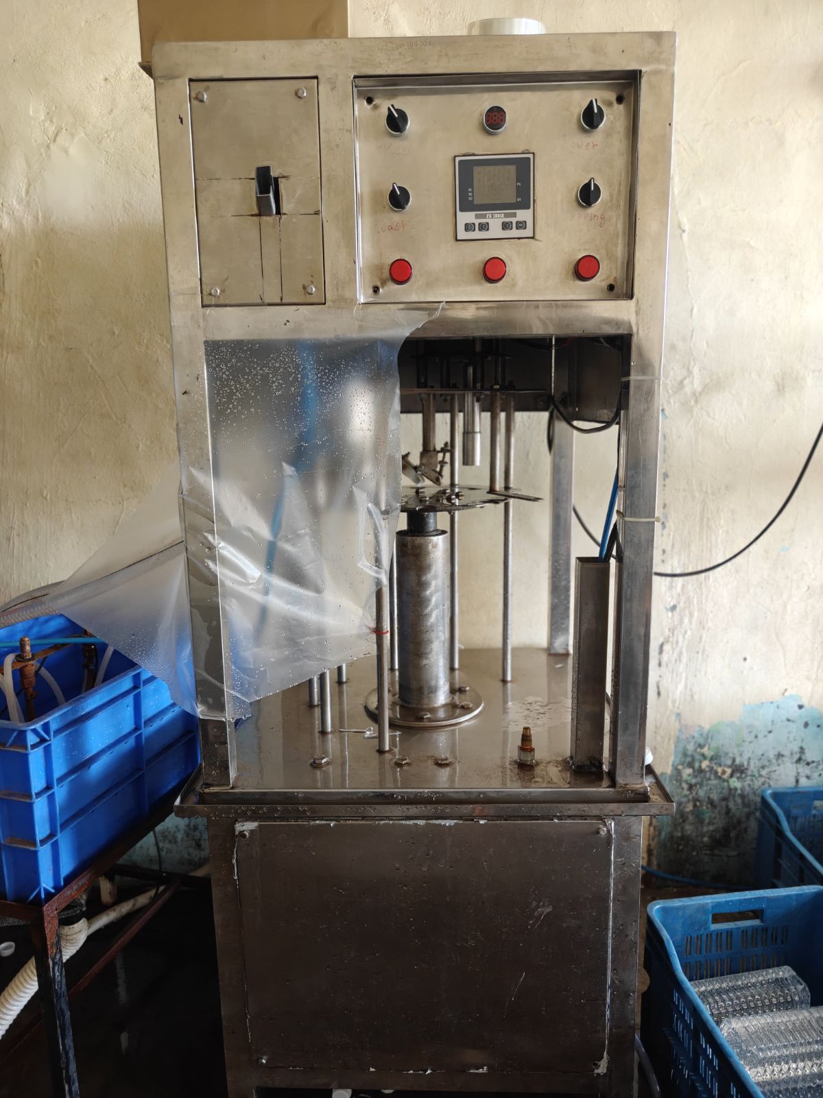 Filling and capping machine 